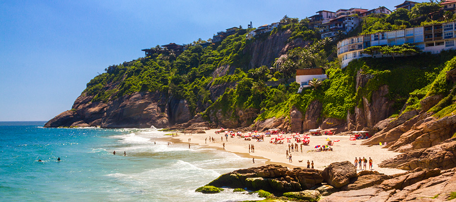 Písečná pláž na ostrově Ilhabela, Brazílie
