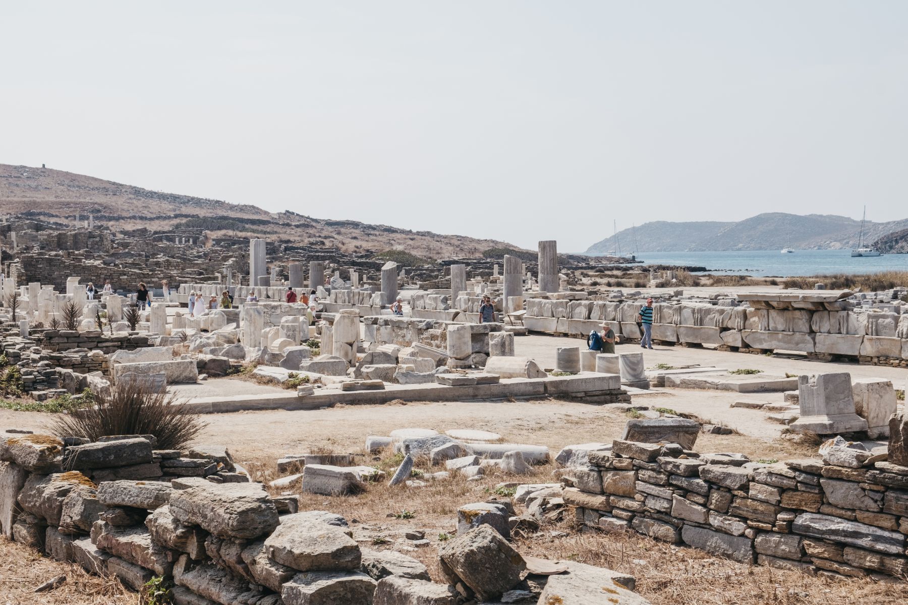 Antické ruiny na ostrově Delos v Řecku, poblíž ostrova Mykonos