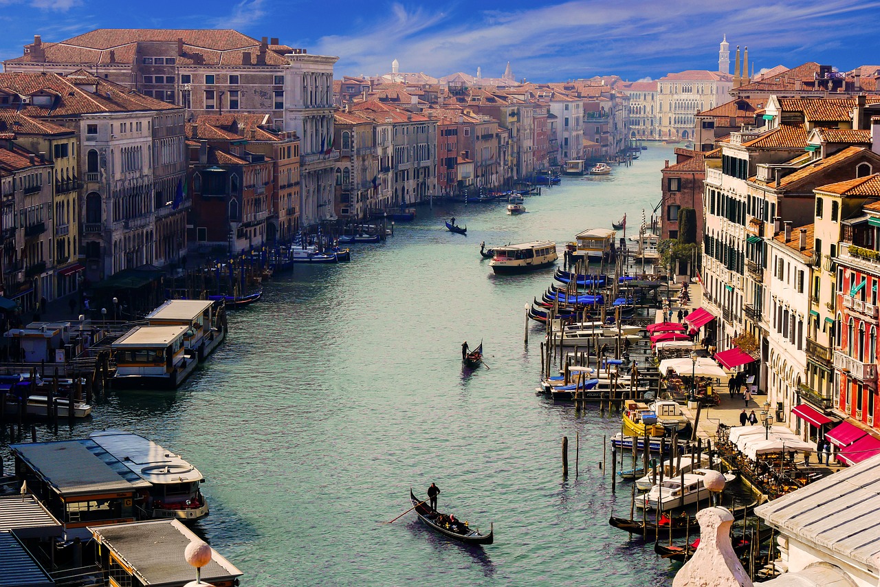 Canal Grande není ulicí v tom pravém smyslu. Je však tou nejvytíženější pulzující tepnou celých Benátek.