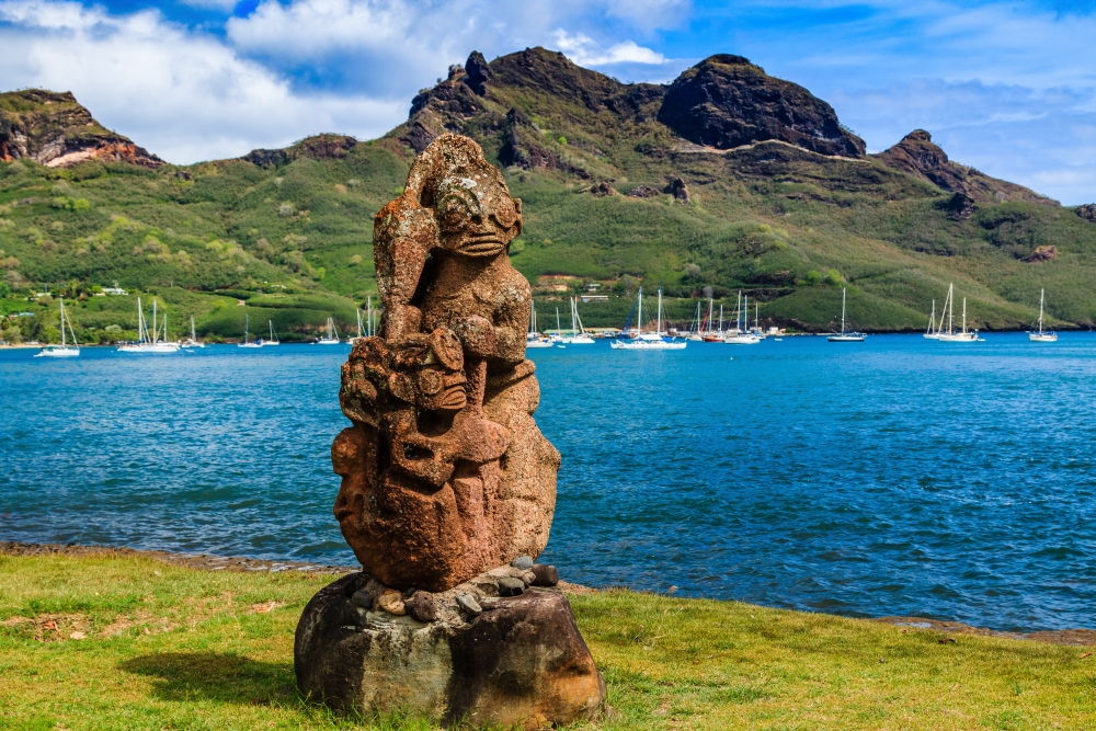 Francouzská Polynésie, Nuku Hiva - kamenné sochy z celého souostroví