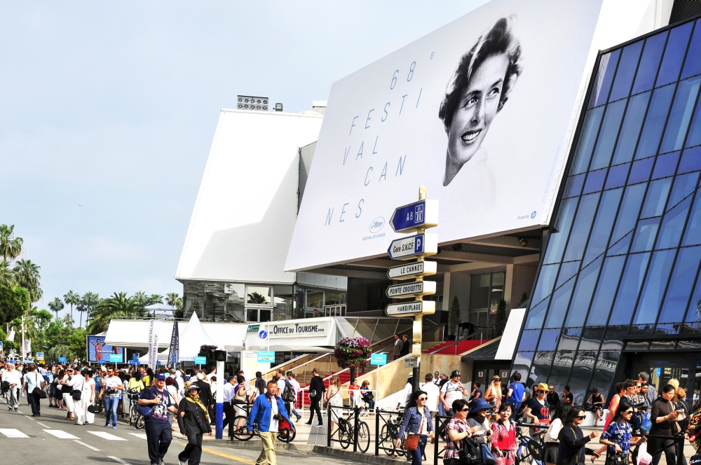 Město Cannes v období svého slavného světového filmového festivalu.