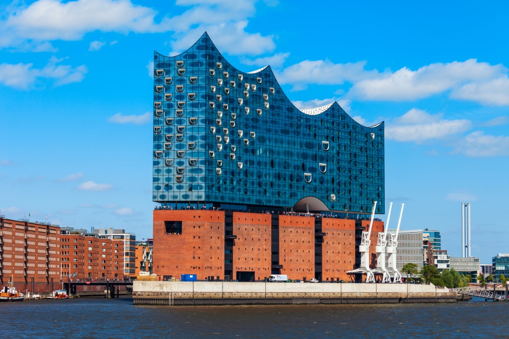 Moderní koncertní hala v Hamburgu se jmenuje Elbphilharmonie.