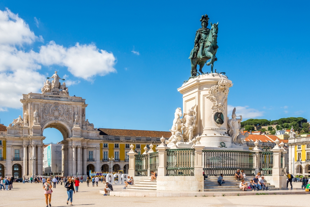 Náměstí se sochou v Lisabonu.