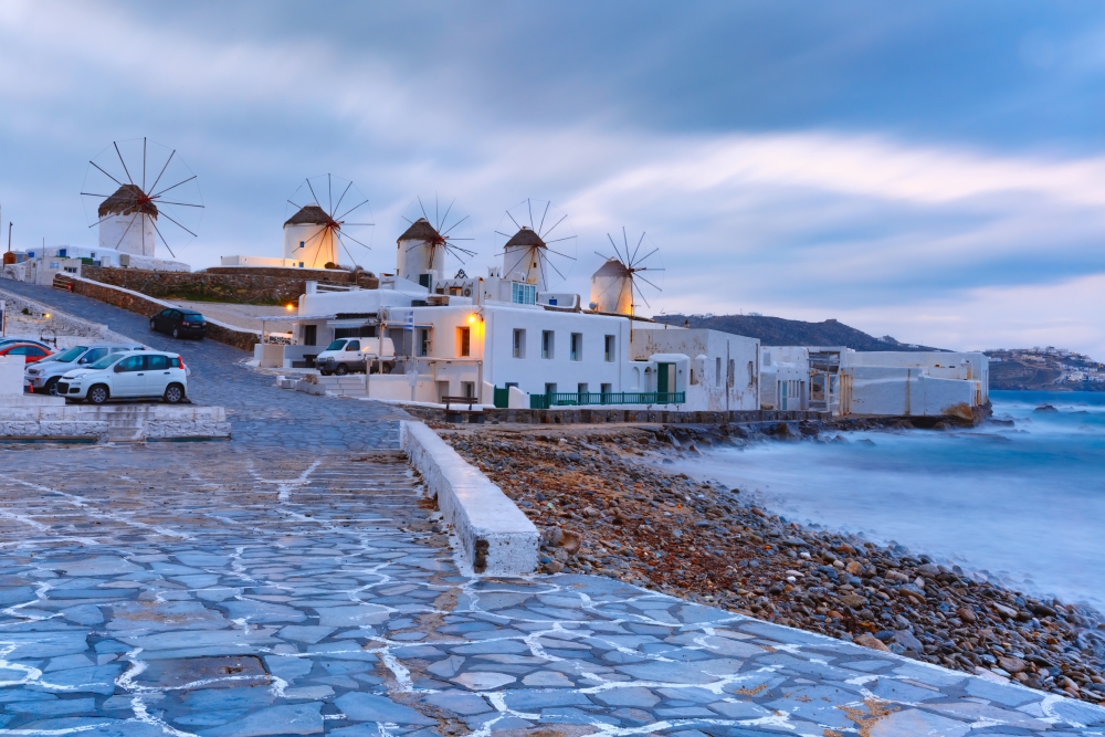 Slavné větrné mlýny na řeckém ostrově Mykonos