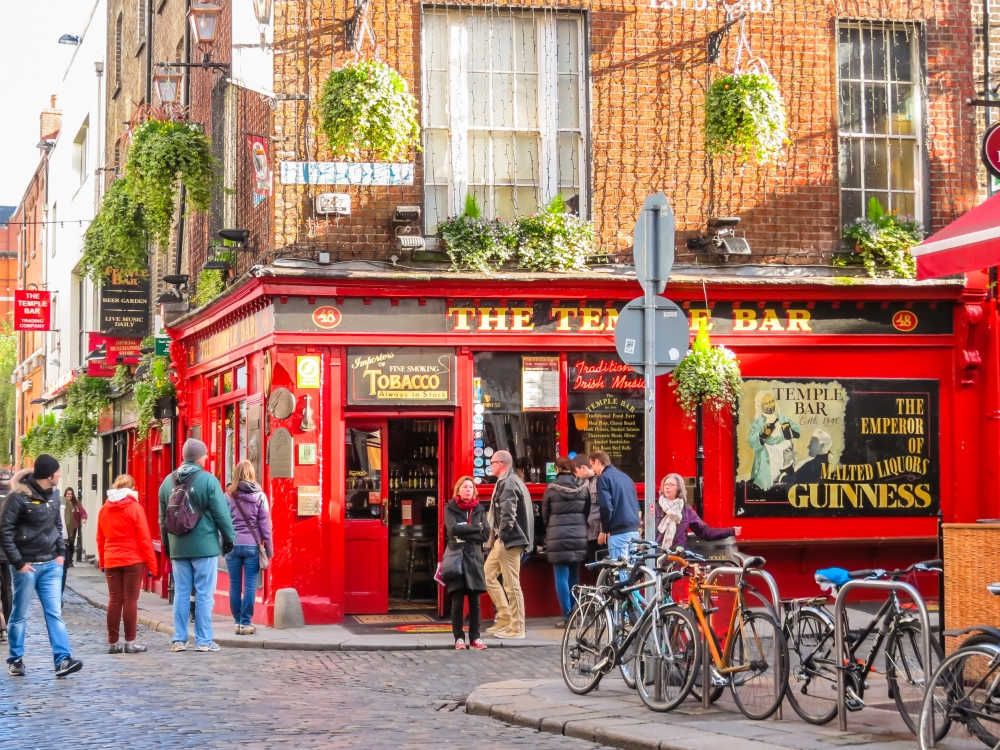 Slavný podnik Temple Bar v Dublinu, Irsko.