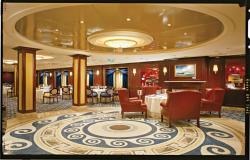 Celebrity Constellation - Celebrity Cruises - jídelní stoly v hlavní restauraci na lodi