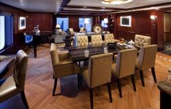 Celebrity Constellation - Celebrity Cruises - luxusní stůl a černé klavírní křídlo v pozadí