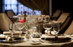 Celebrity Eclipse - Celebrity Cruises - detail luxusně prostřené stolu v restauraci Qusine