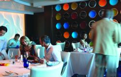 Celebrity Equinox - Celebrity Cruises - Blu – samoobslužná restaurace se zdravou výživou a lidé, kteří v ní jedí
