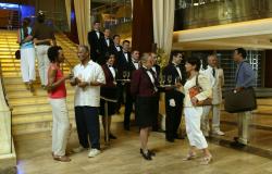 Celebrity Millenium - Celebrity Cruises - hosté na lodi a personál, který jim rozdává uvítací drink
