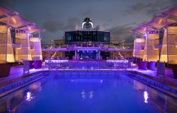Celebrity Silhouette - Celebrity Cruises - romantické večerní panorama bazénu na horní palubě