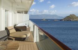 Celebrity Silhouette - Celebrity Cruises - terasa v suite kajutách a mořské skály v pozadí