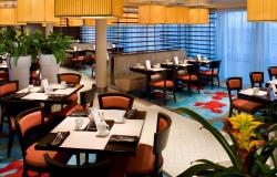 Celebrity Solstice - Celebrity Cruises - připravené jídelní stoly v bistru na lodi
