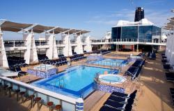 Celebrity Solstice - Celebrity Cruises - panorama bazénu na hlavní palubě lodi