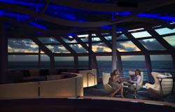 Celebrity Solstice - Celebrity Cruises - romantické západy slunce na lodi a dva povídající si lidé