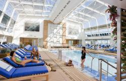 Celebrity Solstice - Celebrity Cruises - atriový bazén na lodi a koupající se lidé