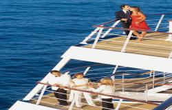 MSC Armonia - MSC Cruises - lidé popíjející šampaňské na horní palubě 