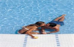 MSC Armonia -  - líbající se pár v bazénu a s koktejlem v ruce