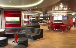 MSC Fantasia - MSC Cruises - Sports Bar s červeným motocyklem jako dekorací