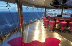 MSC Fantasia - MSC Cruises - červené barové židle 