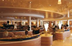 MSC Lirica - MSC Cruises - lidé v luxusním interiéru lodi