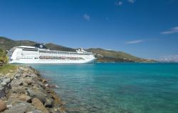 MSC Lirica - MSC Cruises - kameny a kotvící loď v zálivu