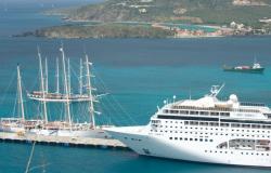 MSC Lirica - MSC Cruises - kotvící loď a přístav a plachetnice v pozadí