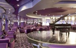 MSC Magnifica - MSC Cruises - koncertní pódium v baru, kde stojí černé klavírní křídlo