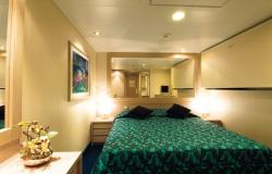 MSC Musica - MSC Cruises - manželská postel se zeleným potahem v kajutě