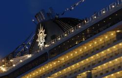 MSC Orchestra - MSC Cruises - noc na moři a lidé stojící na horní palubě