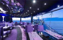 MSC Preziosa - MSC Cruises - luxusní jídelní stoly v levandulovém dekoru a výhled ven z lodi