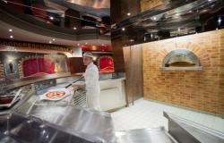 MSC Preziosa - MSC Cruises - kuchař připravující pečlivě výbornou pizzu