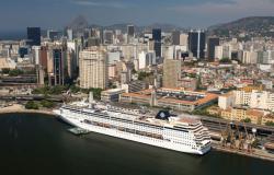 MSC Sinfonia - MSC Cruises - loď kotvící u břehu moderního velkoměsta