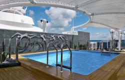 MSC Divina - MSC Cruises - luxusní bazén na horní palubě