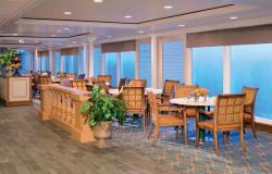 Azamara Quest - Azamara Club Cruises - restaurace na lodi a jídelní stoly s dekorativním dřevěným nábytkem