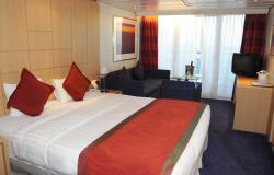 Costa neoRiviera - Costa Cruises - manželská postel a vnitřek luxusní kajuty