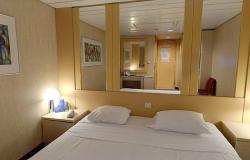 Costa neoRiviera - Costa Cruises - manželská postel a zrcadla v kajutě na lodi