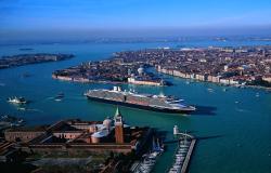 MS Noordam - Holland America Line - loď proplouvající italskými Benátkami