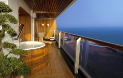 MS Oosterdam - Holland America Line - balkon u luxusního apartmánu na lodi s lehátkem a malým bazénem