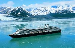 MS Oosterdam - Holland America Line - loď plující u pobřeží se zasněženými horskými masivy