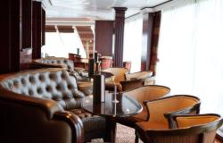 Azamara Journey - Azamara Club Cruises - barový interiér a výhled na moře