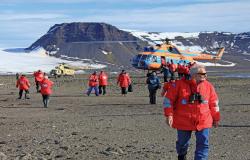 50 Years of Victory - Quark Expeditions - Výletní lety helikoptérou z lodi na arktickou pevninu