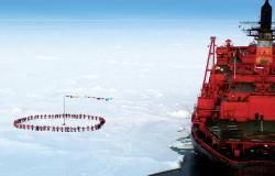50 Years of Victory - Quark Expeditions - Radující se cestující lodi, oslavující dobytí Severního pólu