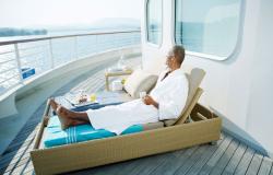 Seabourn Encore - Seabourn Cruise Line - host luxusního apartmánu na lodi, odpočívající na privátní terase