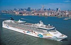 Norwegian Breakaway - Norwegian Cruise Lines - brázdící přímořské letovisko