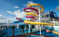 Norwegian Breakaway - Norwegian Cruise Lines - tobogán a bazény na horní palubě