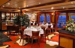 Norwegian Dawn - Norwegian Cruise Lines - jídelní stoly a dekorace okolo