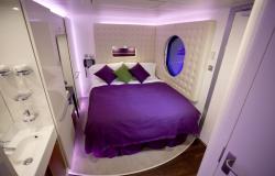 Norwegian Epic - Norwegian Cruise Lines - kajuta s oknem a fialovým povlečením