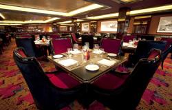 Norwegian Epic - Norwegian Cruise Lines - vyzdobené jídelní stoly v restauraci