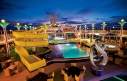 Norwegian Pearl - Norwegian Cruise Lines - bazén a aquapark na horní palubě lodi